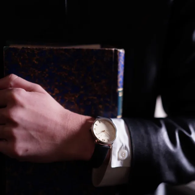 【agnes b.】marcello系列 簡約法式手寫數字腕錶-35mm(VJ21-KCP0K/BH8067J1)