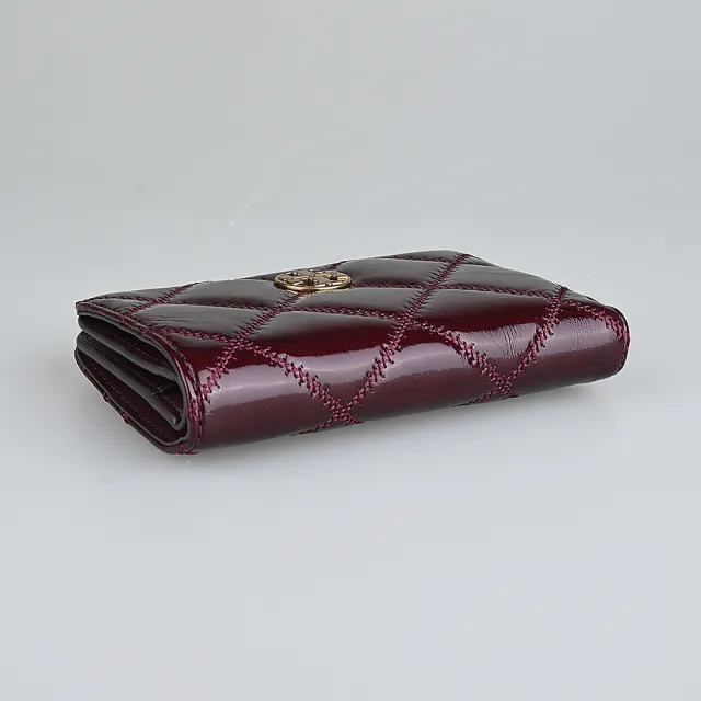 【TORY BURCH】Willa金色圓牌LOGO菱格紋皮革對折中夾(深果醬紅)