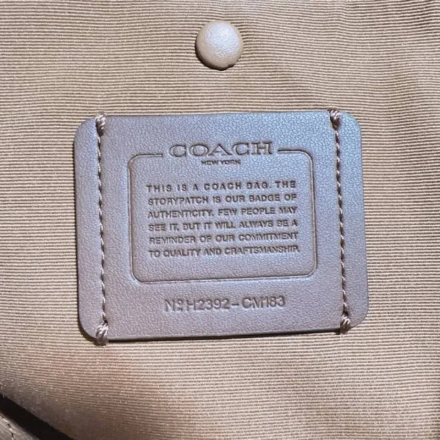 【COACH】COACH 聖誕節雪花馬車Logo托特包-卡其米白