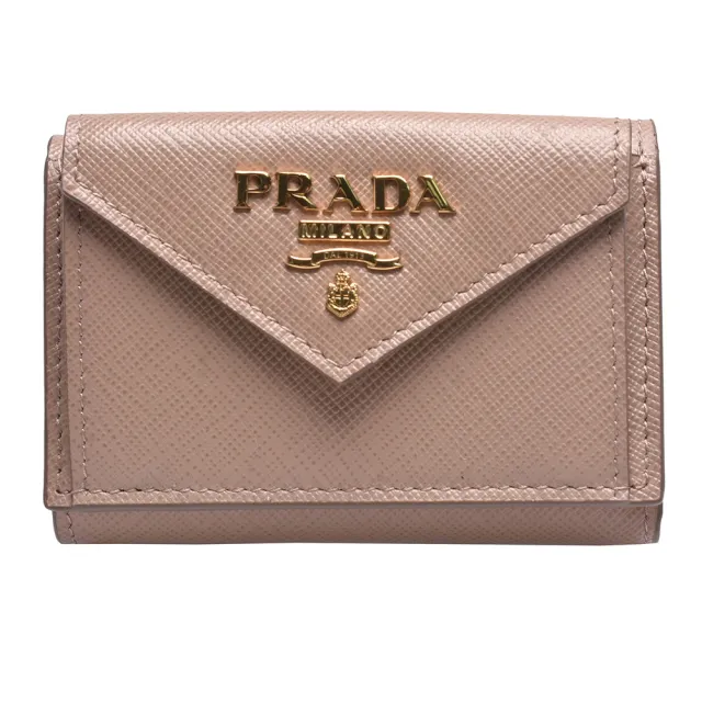 【PRADA 普拉達】SAFFIANO金色浮雕LOGO防刮牛皮信封型暗釦三折短夾(裸膚色1MH021-SAFFIANO METAL-CIPRIA)