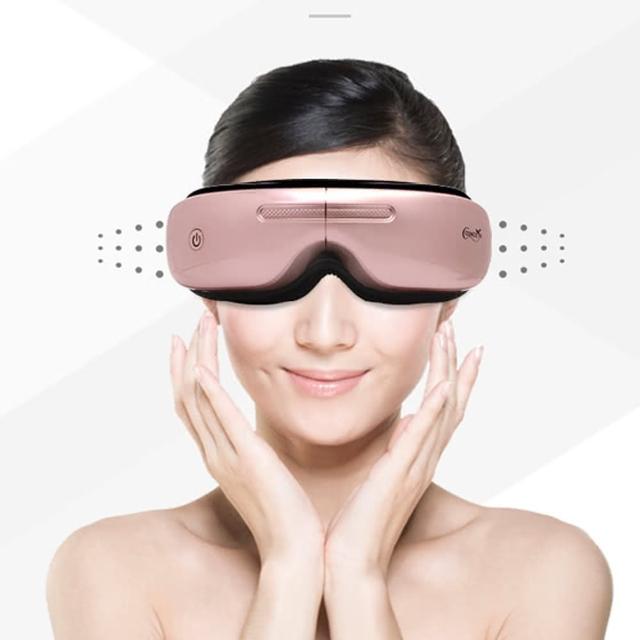 Concern康生 CON-555 眼部按摩機,採用氣壓式按摩方式,具備溫熱功能與音樂播放,無遙控器設計,輕巧便攜,尺寸為24 x 9 x 1cm,重量0.32kg,消耗功率4.5W,提供1年保固,適合日常眼部護理與放鬆。 Concern康生 CON-555 眼部按摩機 粉紅色系 充電式 溫熱功能 音樂播放