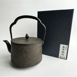 【IWACHU 岩鑄】岩鑄｜清末作｜南部鐵器｜1.9L 18型寸同松鉄｜鑄鐵茶壺(日本製工藝師系列 11027)