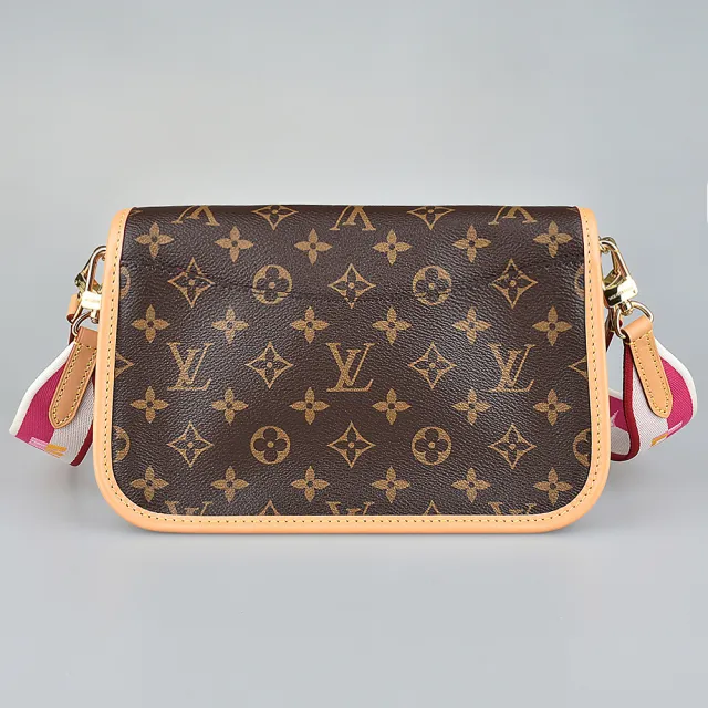 【Louis Vuitton 路易威登】LV M46049 DIANE 花紋LOGO寬版背帶設計Monogram帆布手提斜背包(咖啡x桃紅)
