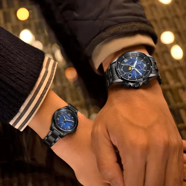 CITIZEN 星辰】夜川月限定款超級鈦日月顯示光動能電波情侶對錶男女手錶 