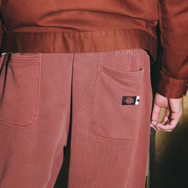 【Dickies】日本支線-城市工裝系列－男款櫻桃紅純棉雙膝設計可調節式褲口舒適長褲｜DK01267301C