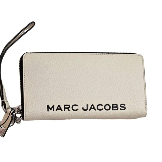 【MARC BY MARC JACOBS】MARC JACOBS 新款荔枝紋黑字LOGO牛皮手掛式拉鍊長夾奶油白(七夕情人節)