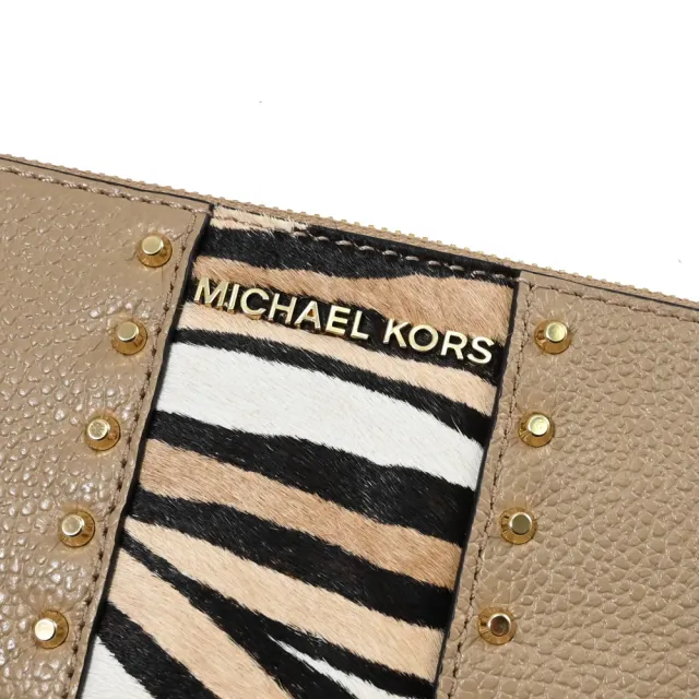 【Michael Kors】經典LOGO虎紋鉚釘手提式雙拉鍊手機袋長夾(駝色)