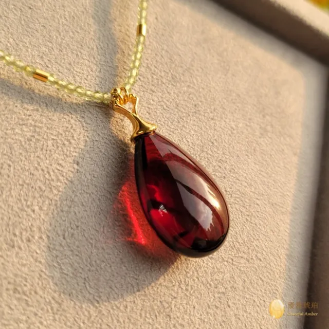 【優雅琥珀】來自波蘭 優美水滴形 紅珀+橄欖石 項鍊(具國際琥珀協會鑑定卡)