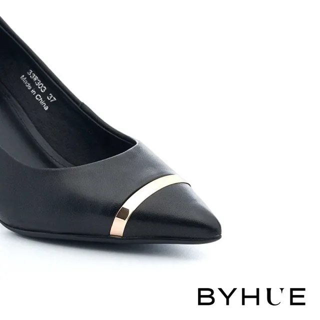 【BYHUE】別致大人品味金屬飾片羊皮軟芯尖頭高跟鞋(黑)