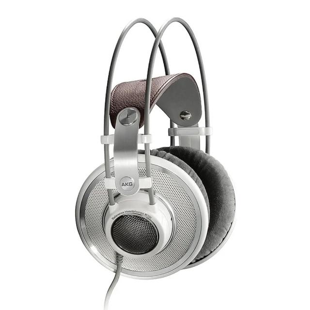 AKG K701 是專業級開放式耳罩式有線音樂耳機，採用45mm動圈式驅動單體，提供10Hz-39.8kHz廣頻響應與105dB高靈敏度，62Ω低阻抗適合多種裝置連線。白色系設計舒適耐戴，3米可拆卸線材支援Windows、MAC、Android、iOS、Linux系統。無防水防塵功能，專為音樂愛好者打造高保真音質，產品附保固卡，規格以實際出貨為準。