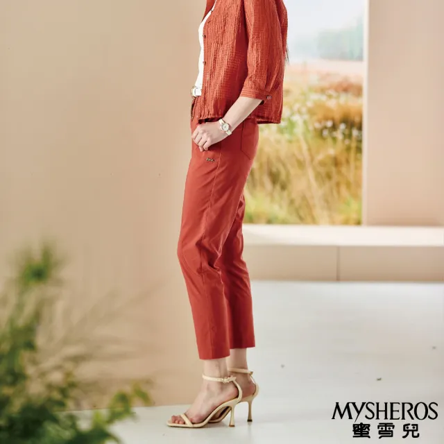【MYSHEROS 蜜雪兒】棉質休閒長褲 前釦拉鍊後鬆緊 精緻修身裁縫 側口袋鑽飾裝飾(磚)