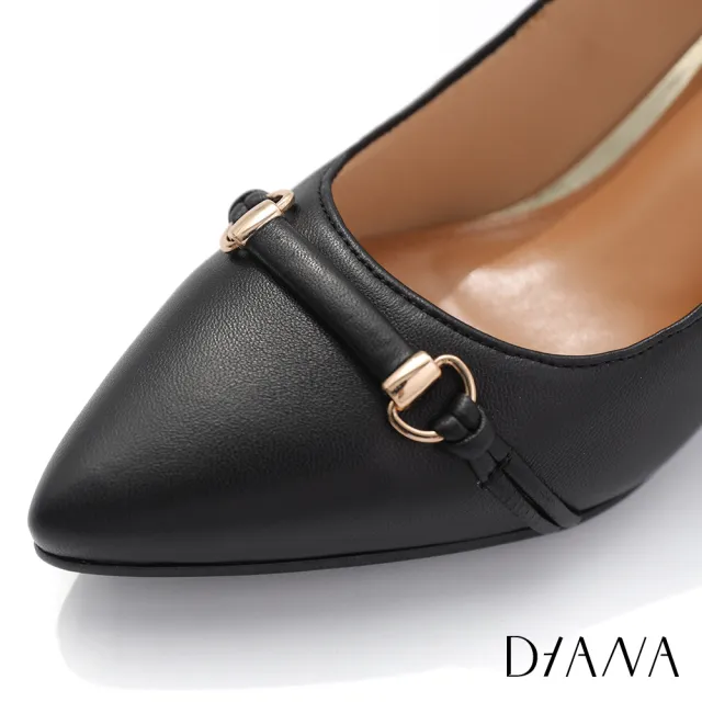 【DIANA】6.5cm質感羊皮細線條飾釦尖頭細跟鞋(黑焦糖)