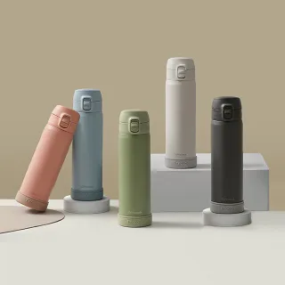 【Peacock 日本孔雀】莫蘭迪316不鏽鋼 彈蓋直飲 保冷保溫杯550ML-五色任選(防撞矽膠底座)