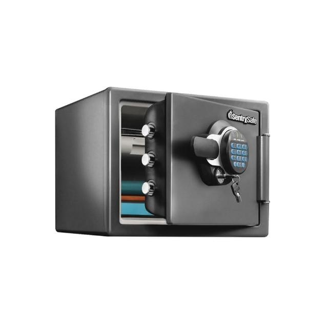 SentrySafe SFW082GTC 保險箱，品牌為SentrySafe，重量約36kg~40kg，提供1年保固（人為損壞不保固，如遺失鑰匙或鑰匙鎖在保險箱內）。適閤家庭使用，防火防水設計，安全儲存貴重物品。