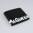 【ALEXANDER MCQUEEN】ALEXANDER McQUEEN GRAFFITI白塗鴉字母LOGO滑面小牛皮8卡對折短夾(黑)