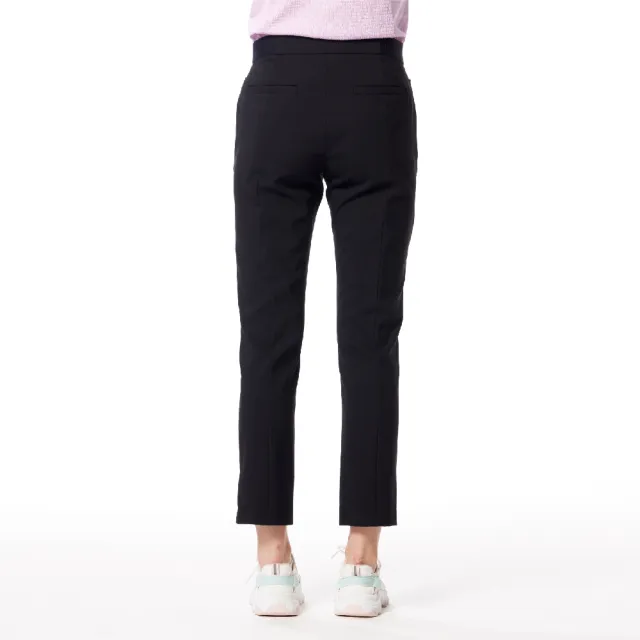 【Lynx Golf】女款日本進口布料彈性舒適隱形拉鍊口袋設計褲口開杈造型窄管九分褲(黑色)