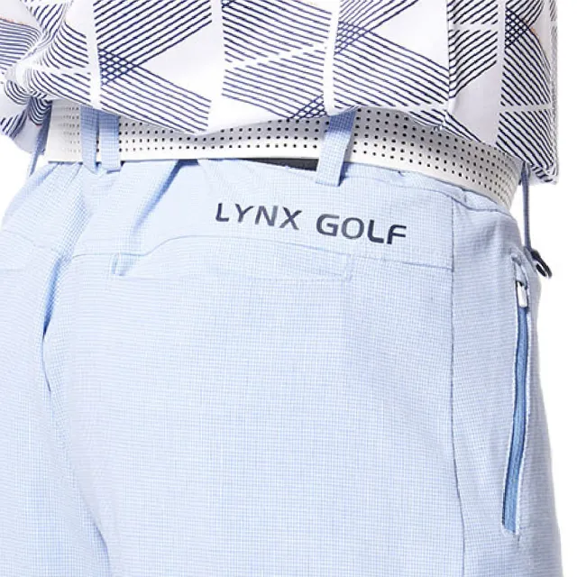 【Lynx Golf】男款彈性舒適經典細格紋路後腰LOGO織帶剪接拉鍊口袋造型平口休閒短褲(二色)