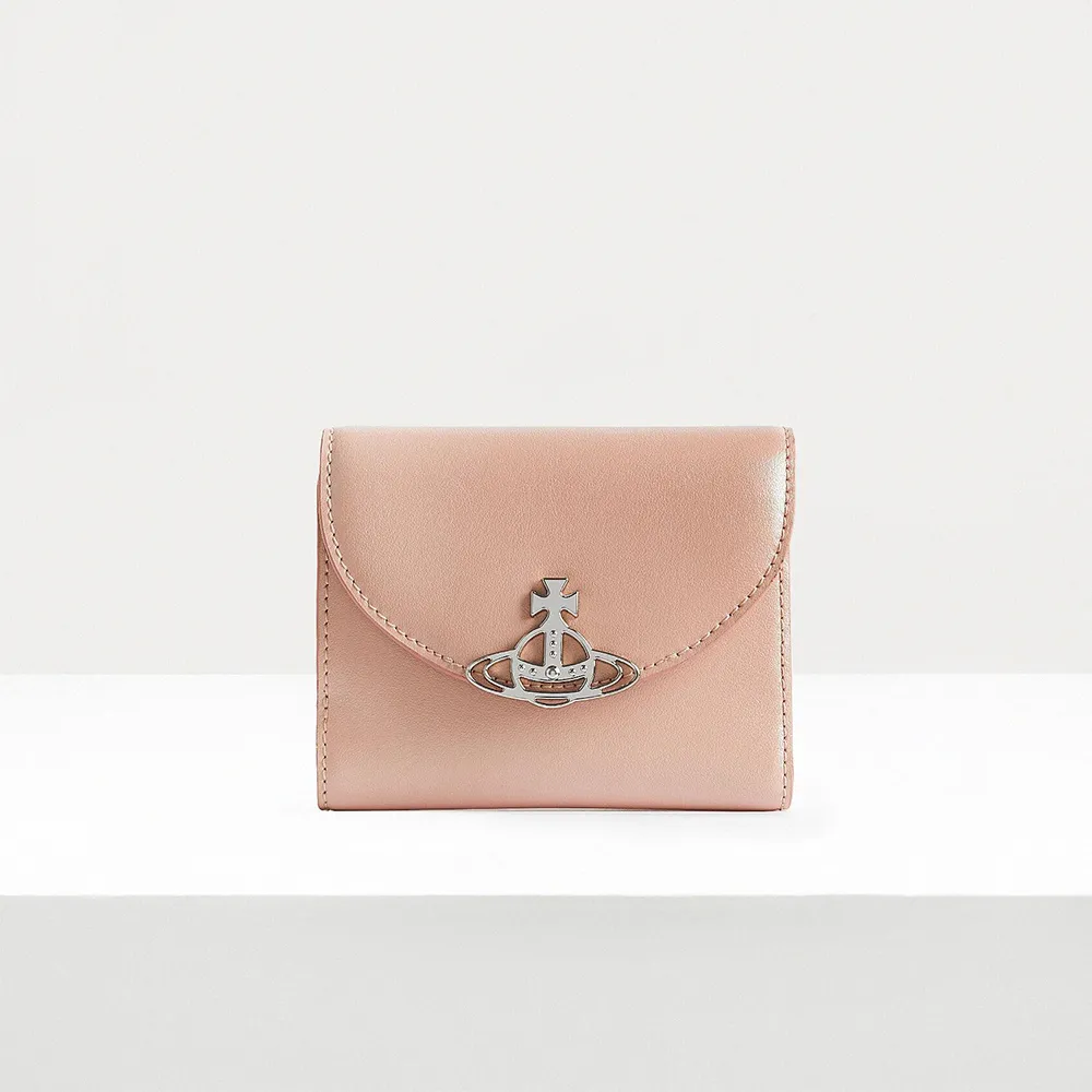 【Vivienne Westwood】珍珠皮革半月形三折零錢卡夾包 裸粉色(51070044-L0038)
