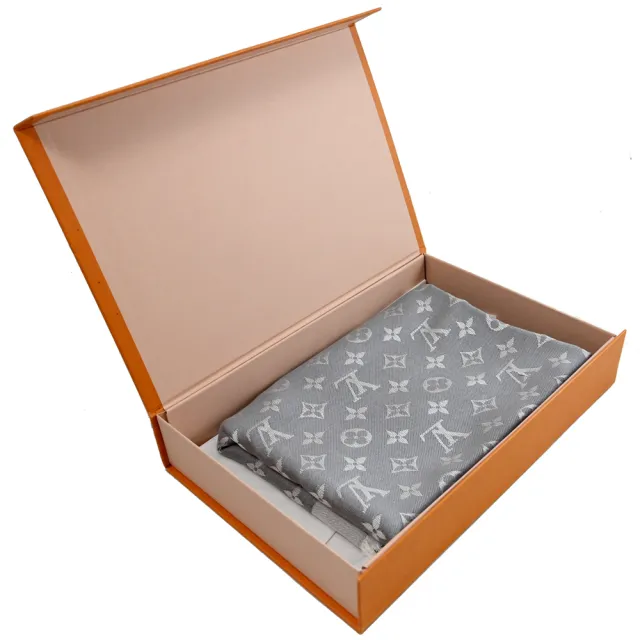 【Louis Vuitton 路易威登】M70804 Monogram Denim 經典花紋羊毛絲綢披肩圍巾(現貨)