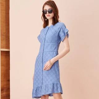 【IGD 英格麗】網路獨賣款-氣質鏤空刺繡荷葉排釦洋裝(藍色)