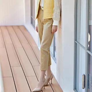 【ILEY 伊蕾】花朵刺繡牛仔九分褲(卡其色；M-XL；1233338614)