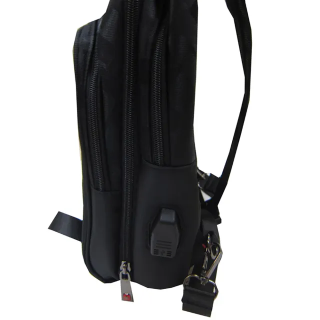 【OverLand】胸前包中容量二主袋+外袋共四層單左單右肩背雙後背底部加大防水尼龍布USB外接+線