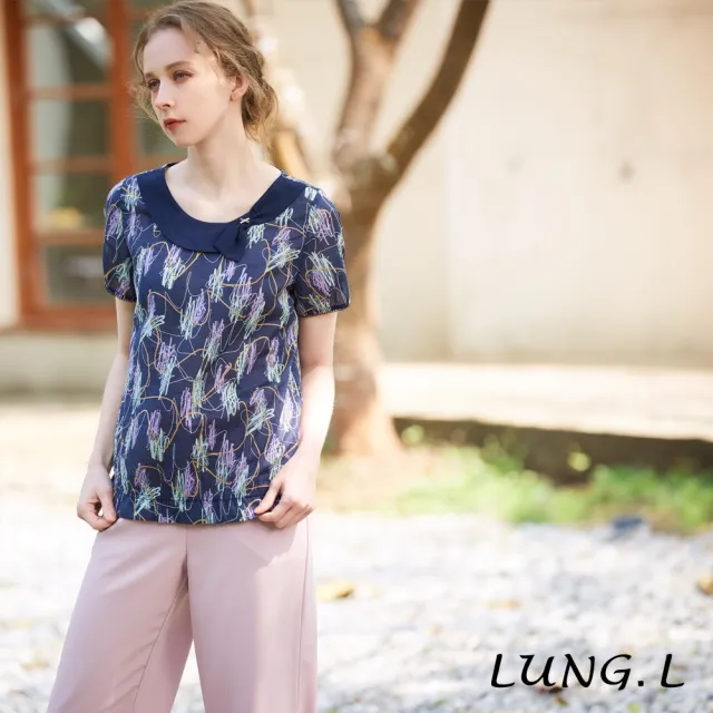 【LUNG.L 林佳樺】LP64A藍色印花造型領棉質短袖上衣(加大尺碼 女裝)