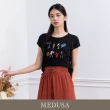 【MEDUSA 曼度莎】現貨-小小人偶刺繡短版造型Tee - 2色（M-XL）｜女上衣 休閒上衣 短袖上衣(305-53401)