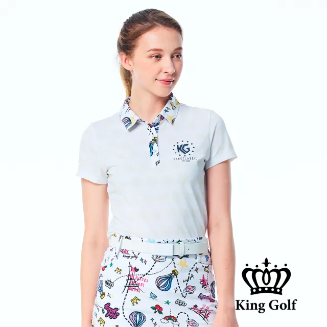 【KING GOLF】實體同步款-女款星星滿版底圖撞色塗鴉領口印花POLO衫/高爾夫球衫(白色)