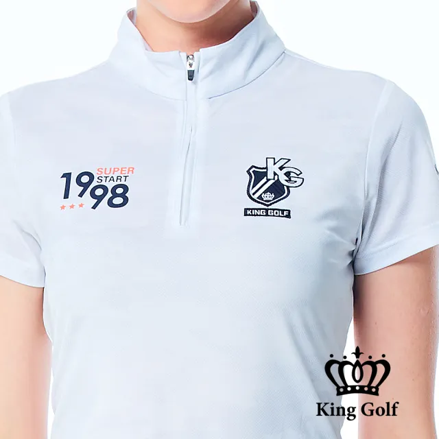 【KING GOLF】實體同步款-女款迷彩底紋刺繡印花立領拉鍊POLO衫/高爾夫球衫(白色)