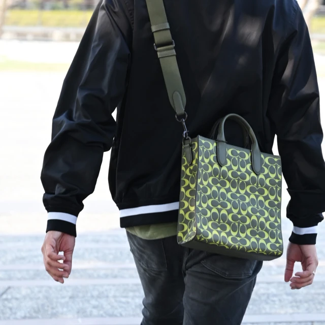 【COACH】經典C字LOGO印花紙袋造型寬背帶手提兩用包(軍綠)