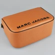 【MARC JACOBS 馬克賈伯】MARC JACOBS THE SOFT BOX 23黑LOGO拉鍊荔枝紋牛皮手提斜背包(芥末黃棕)