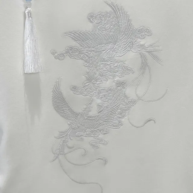 【MsMore】鳳紋刺繡修身圓領短袖復古盤扣新中式國風短版上衣#121544(白/黑)