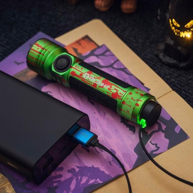 【Olight】電筒王 Seeker 4 PRO(4600流明 260米 高亮度手電筒 無段調光 多功能皮套 雙充電選項)