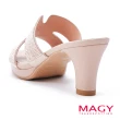 【MAGY】細緻排鑽珍珠粗高跟拖鞋(粉色)