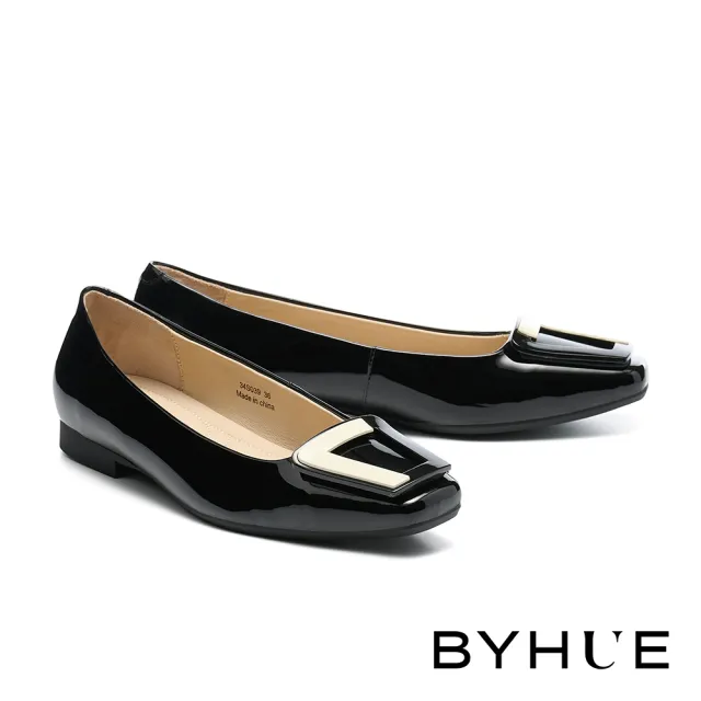 【BYHUE】簡約拼接感方釦漆皮軟芯微Q底方頭低跟鞋(黑)