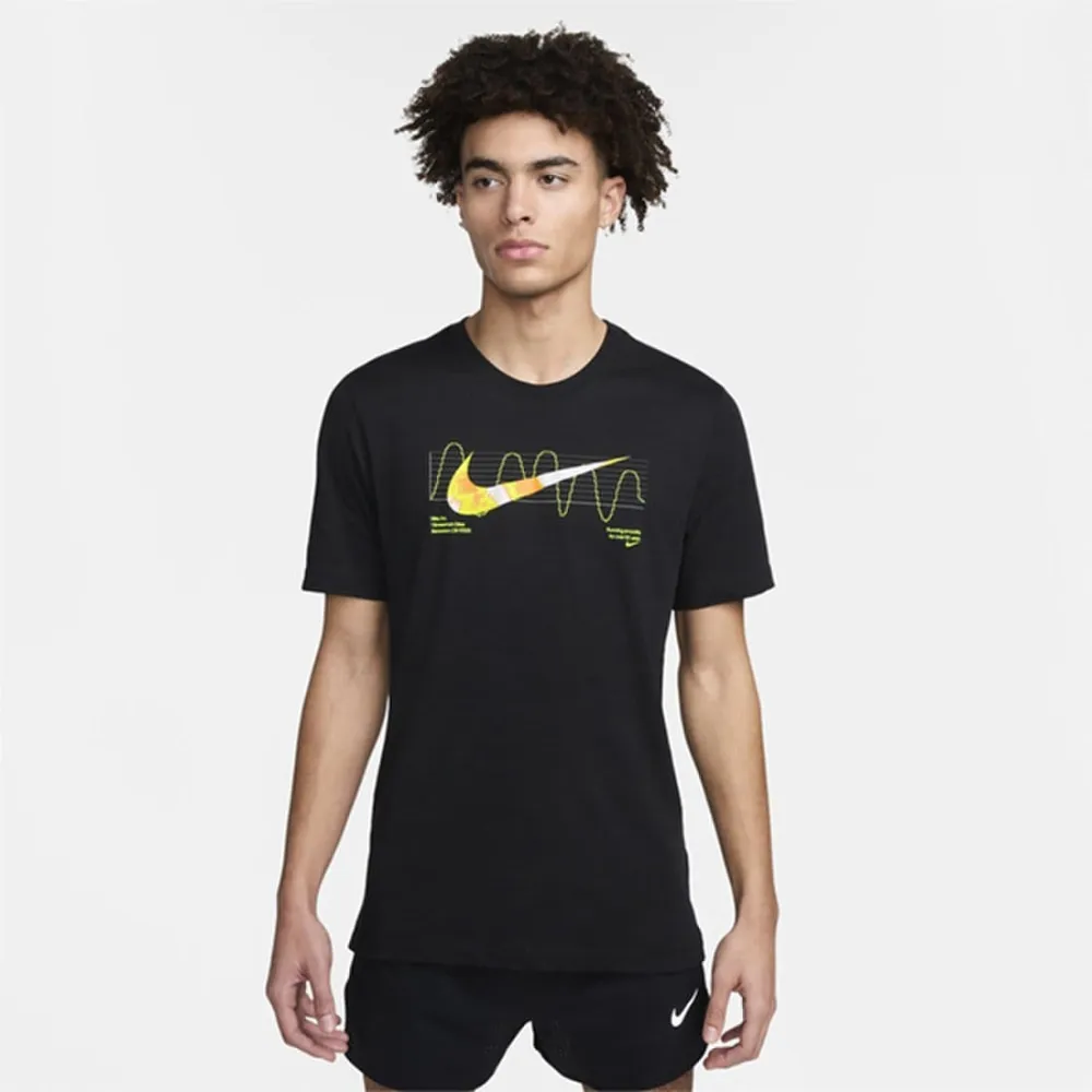 【NIKE 耐吉】AS M NK DF TEE IYKYK RUN SU24 上衣 短袖上衣 短Ｔ 男 黑 LOGO 休閒 穿搭(FV8391-010 ∞)