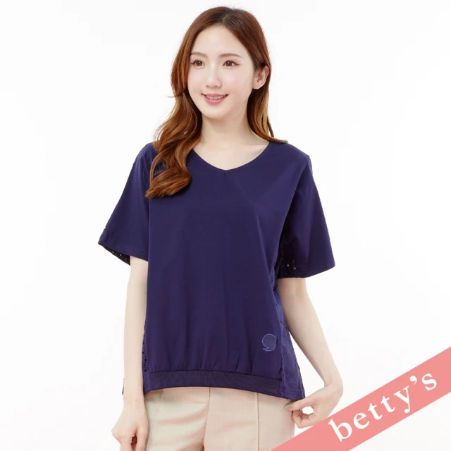 betty’s 貝蒂思betty’s 貝蒂思 多邊形鏤空蕾絲拼桃領短袖T-shirt(深藍)