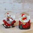 【YU Living 信歐傢居】日本進口 聖誕老人與雪人雪橇造型雪花球 3吋高(紅色/水晶球 桌上擺飾)