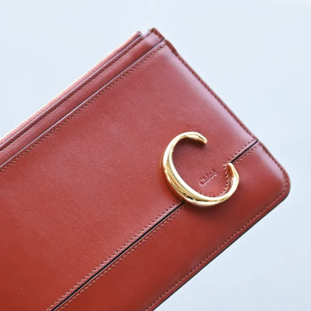 【Chloe’ 蔻依】簡約金屬字母C LOGO小牛皮手機袋大手拿包(紅棕)