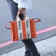 【Chloe’ 蔻依】Woody 經典品牌LOGO織帶個性麂皮手提兩用包(橘 小)