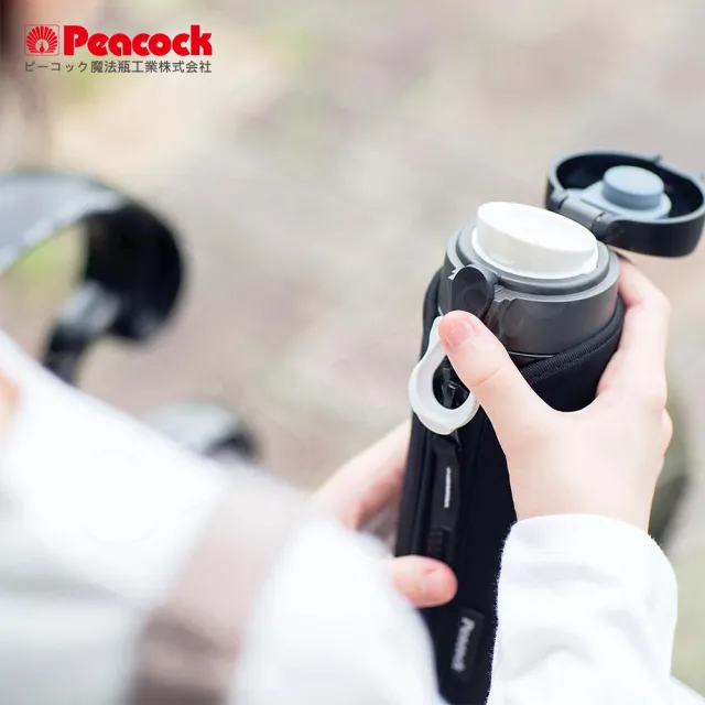 【Peacock 日本孔雀】戶外運動 鎖扣式彈蓋 不鏽鋼 保冷保溫杯500ML-黑/紫(附拉鍊手提杯套)