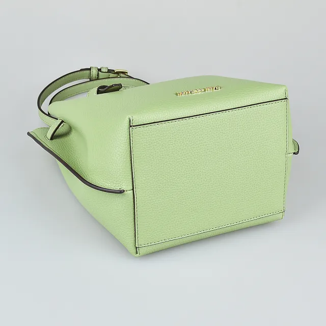 【Michael Kors】MK MICHAEL KORS EMILIA LOGO釦式可調節荔枝紋牛皮斜背水桶包(小/鼠尾草綠)