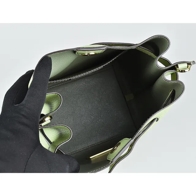 【Michael Kors】MK MICHAEL KORS EMILIA LOGO釦式可調節荔枝紋牛皮斜背水桶包(小/鼠尾草綠)