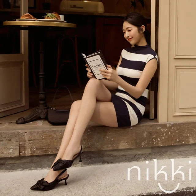 【Ann’S】NIKKI聯名-優雅詮釋花瓣蝴蝶結尖頭露跟涼鞋5.5cm(深藍)
