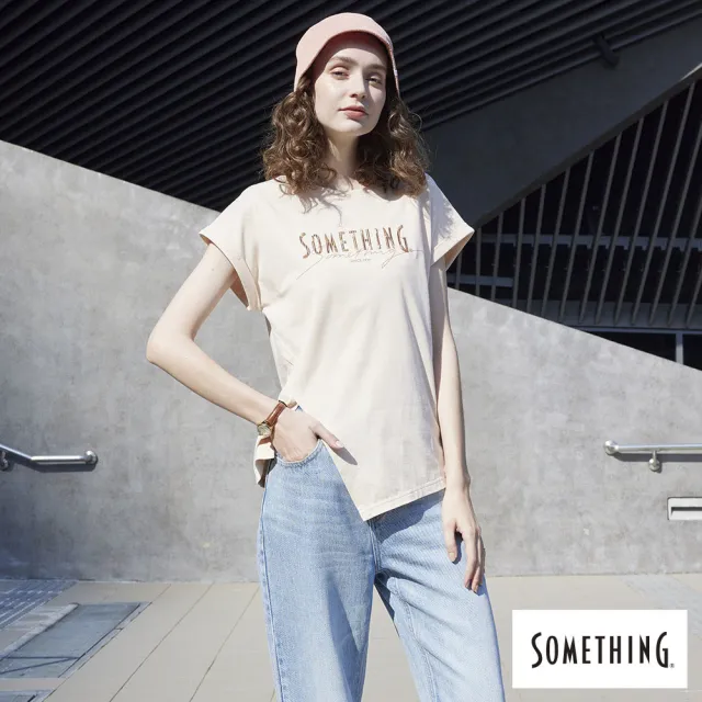 【SOMETHING】女裝 剪裁繡印花短袖T恤(淺卡其)