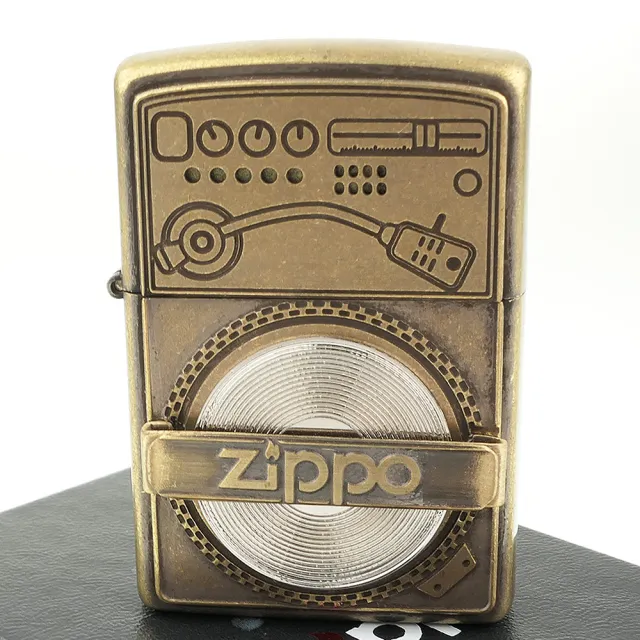 【Zippo】日系~黑膠電唱機-立體圖案貼飾打火機(仿舊銅款)