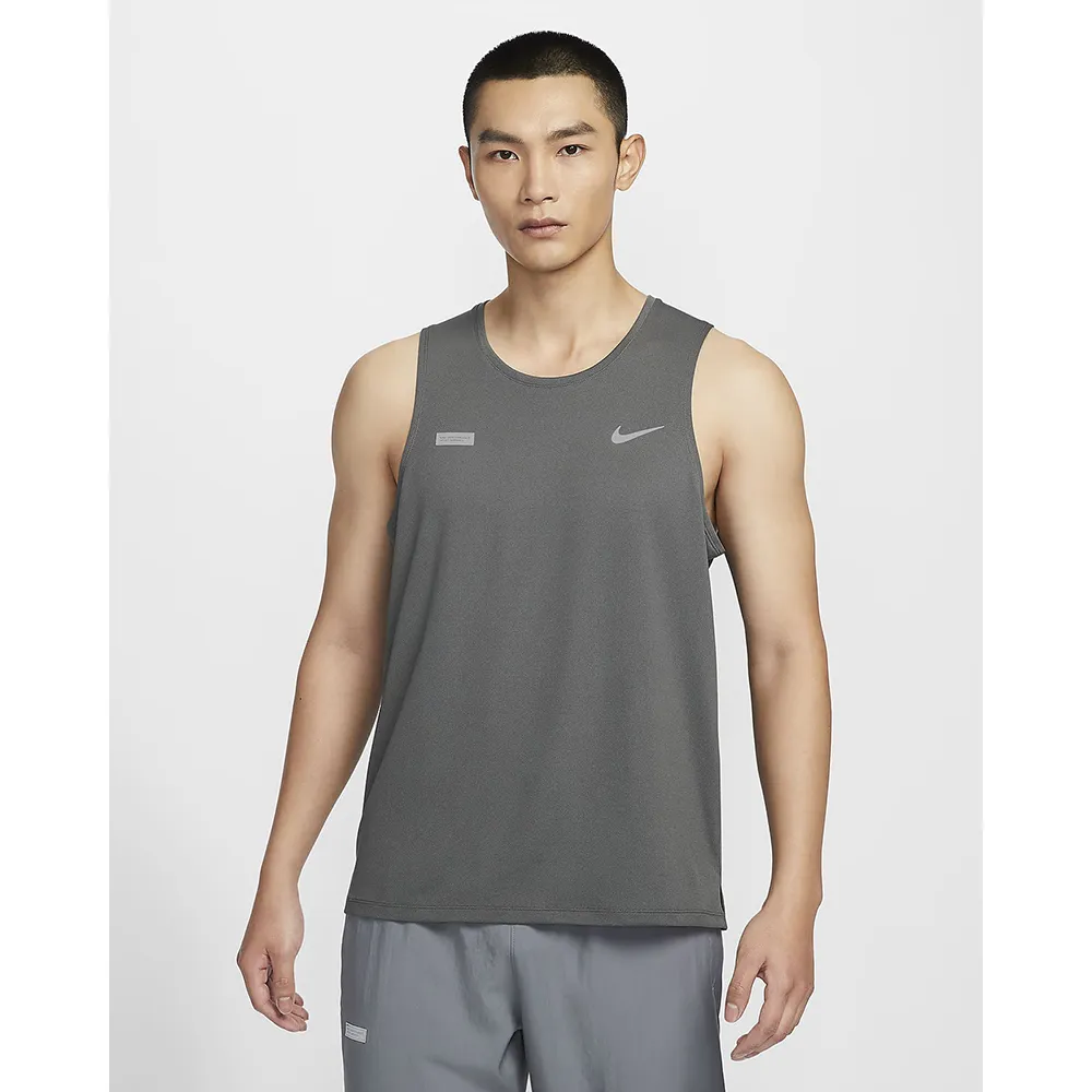 【NIKE 耐吉】背心上衣 運動 休閒 無袖 男 AS M NK FLASH MILER TANK 鐵灰色(FN3987068)