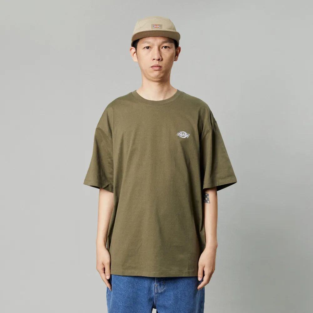 【Dickies】男女款軍綠色純棉胸前簡約刺繡Logo休閒短袖T恤｜DK012964MGR