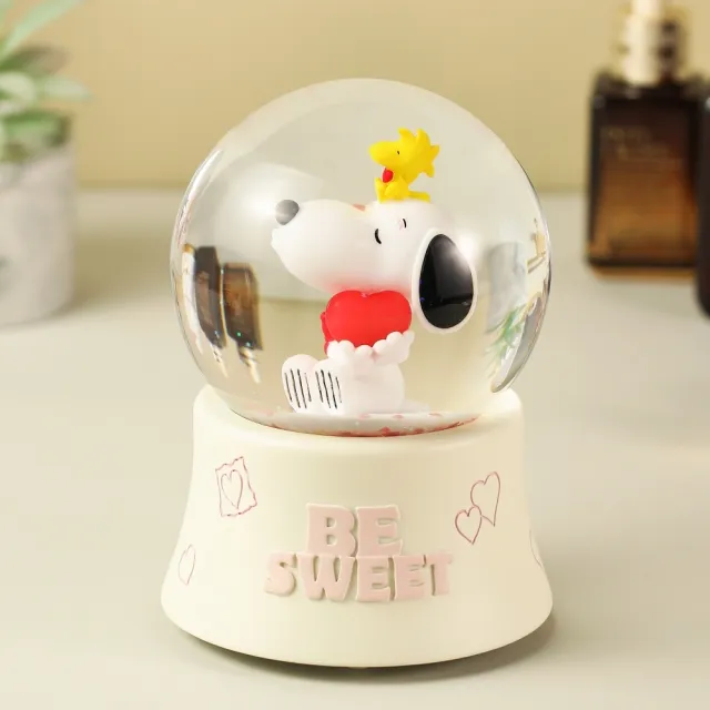 【JARLL 讚爾藝術】Snoopy史努比 甜美的吻 燈光 水晶球音樂盒(生日禮物  情人禮物)